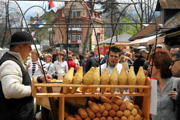 03.05.2010 ZAKOPANE , KRUPOWKI , TLUMY GOSCI SPEDZAJACY MAJOWY DLUGI WEEKEND POD TATRAMI , ZAKUPY PAMIATEK FOT. MAREK PODMOKLY / AGENCJA GAZETA