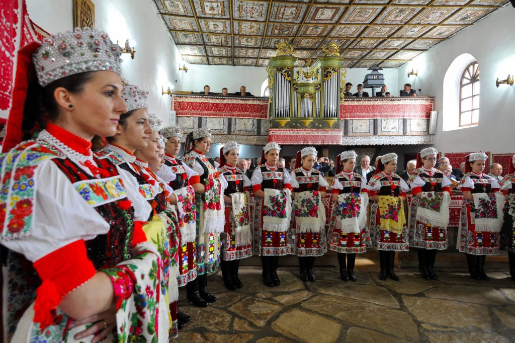 Körösfõ, 2015. május 24. Kalotaszegi népviseletbe öltözött fiatal nõk a pünkösdvasárnapi istentiszteleten az erdélyi Körösfõ református templomában 2015. május 24-én. MTI Fotó: Czeglédi Zsolt